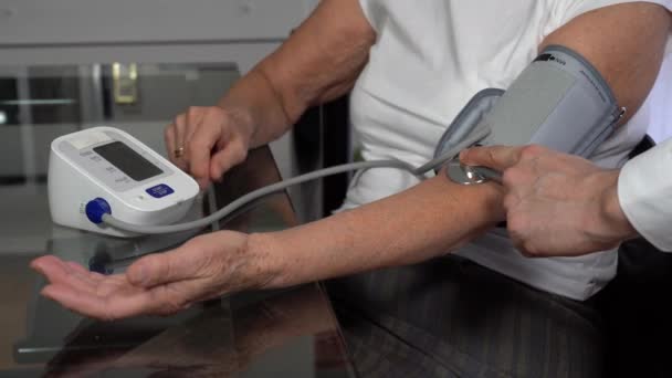 Imágenes Del Médico Midiendo Presión Una Mujer Anciana Usando Tonómetro — Vídeo de stock