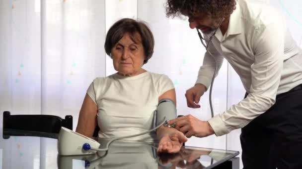 Filmato Del Medico Che Misura Pressione Una Donna Anziana Utilizzando — Video Stock