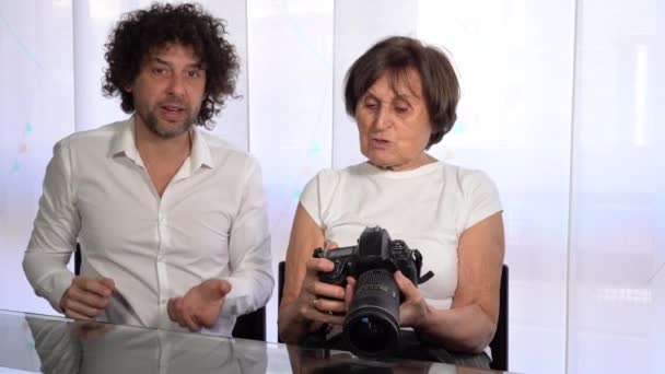 Europa Włochy Mediolan Syn Pokazuje Mamie Jak Używać Aparatu Fotograficznego — Wideo stockowe