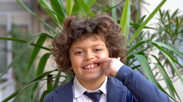 Ein Siebenjähriger Junge Zeigt Dass Seine Milchzähne Ausgefallen Sind Und — Stockfoto