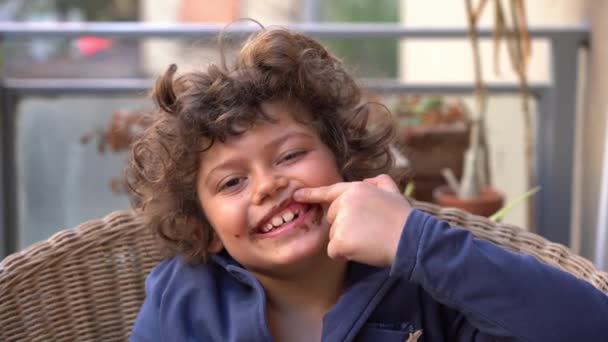 Siedmiolatek Pokazuje Wypadły Zęby Mleczne Trzonowce Rosną Opieka Zdrowotna Zdrowe — Wideo stockowe