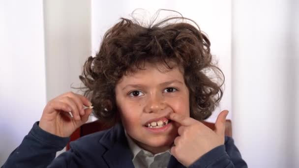 Yedi Yaşında Bir Çocuk Süt Dişlerinin Döküldüğünü Azı Dişlerinin Büyüdüğünü — Stok video