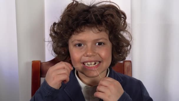 Diş Ipi Kullanan Yedi Yaşında Bir Çocuk Çocuklar Için Sağlık — Stok video