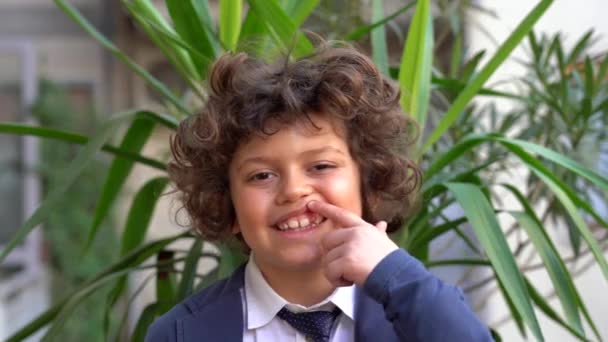 Семирічний Хлопчик Показує Його Молочні Зуби Випали Моляри Ростуть Охорона — стокове відео