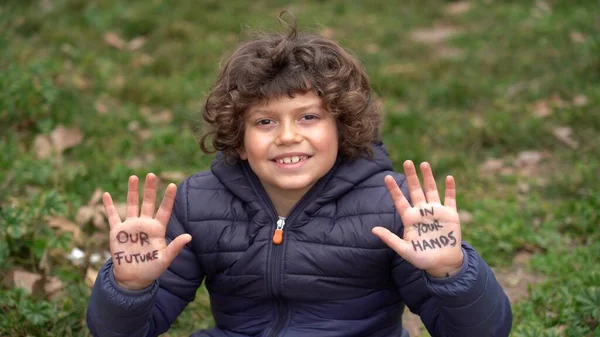 Siedmioletni Chłopiec Rękami Górze Napisem Dłoniach Nasza Przyszłość Naszych Rękach — Zdjęcie stockowe