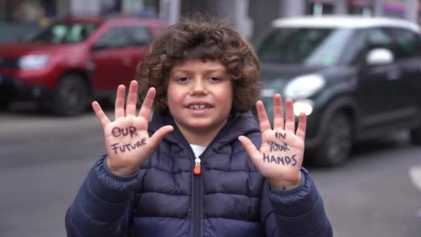 Niño Siete Años Con Las Manos Alto Inscripción Sus Palmas — Vídeo de stock