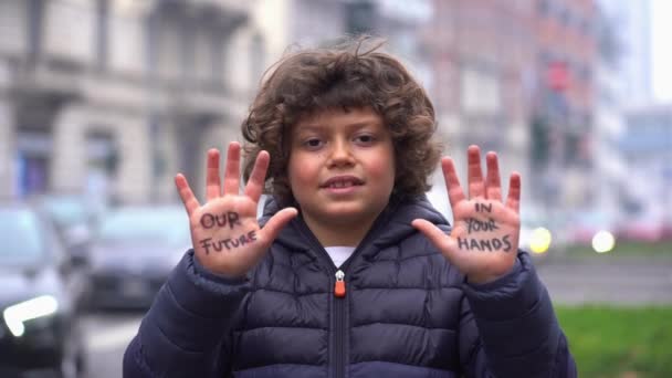 Niño Siete Años Con Las Manos Alto Inscripción Sus Palmas — Vídeo de stock