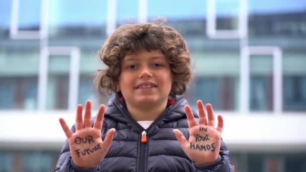 Yedi Yaşında Elleri Havada Avuçlarında Yazılı Bir Çocuk Geleceğimiz Bizim — Stok video