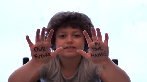 Menino Sete Anos Com Mãos Para Cima Inscrição Nas Palmas — Vídeo de Stock