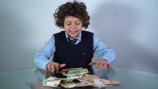 Niño Siete Años Contando Dinero Mesa Contando Dinero Inversión Ahorro — Vídeo de stock