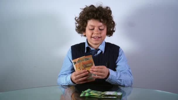 Niño Siete Años Contando Dinero Mesa Contando Dinero Inversión Ahorro — Vídeo de stock