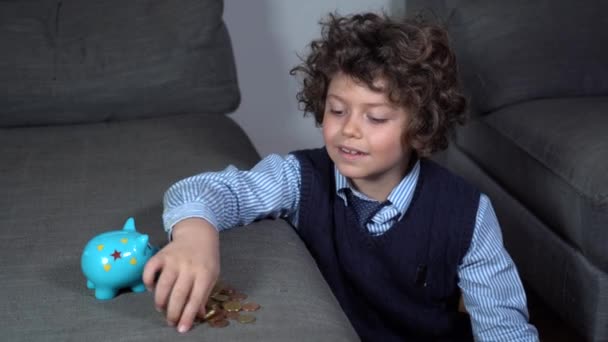 Νεαρά Αγόρια Μετράνε Κέρματα Στο Κρεβάτι Μετρώντας Χρήματα Τις Επενδύσεις — Αρχείο Βίντεο