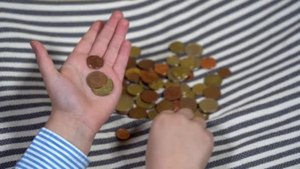 Niños Contando Monedas Cama Contando Dinero Inversión Ahorro Para Futuro — Vídeo de stock