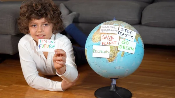 Niño Años Mirando Globo Terráqueo Con Pegatinas Con Mensaje Planet — Foto de Stock