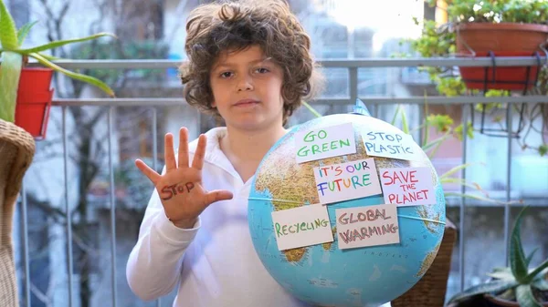 Niño Años Mirando Globo Terráqueo Con Pegatinas Con Mensaje Planet — Foto de Stock