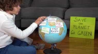 Çocuk ve Dünya küresi üzerinde 