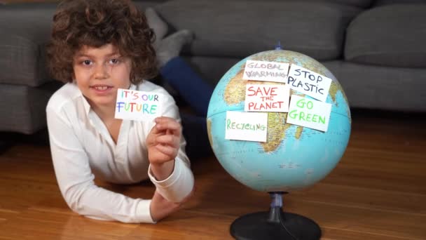 Çocuk Dünya Küresi Üzerinde Gezegenimizi Kurtarın Yardım Edin Estetiksiz Geri — Stok video