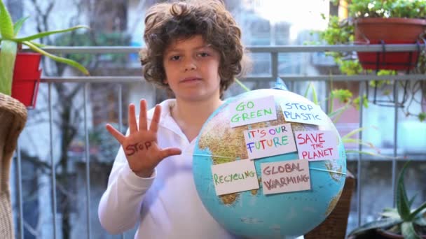 Boy Earth Glob Med Klistermärken Med Budskapet Planet Med Händerna — Stockvideo