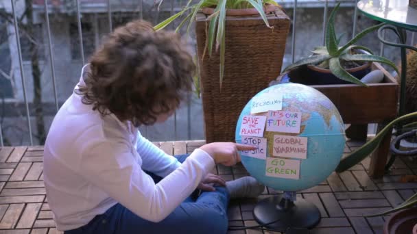 Мальчик Земля Глобус Наклейками Сообщением Planet Help Plastic Recycling Concept — стоковое видео