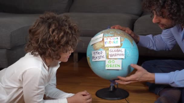 Мальчик Отцом Земного Шара Наклейками Сообщением Спасите Планету Помощь Пластика — стоковое видео