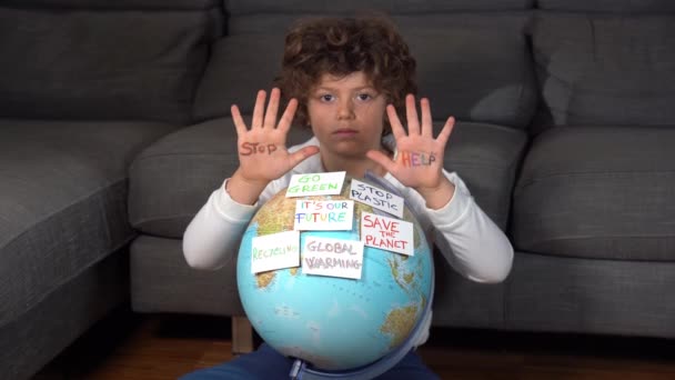 Мальчик Земля Глобус Наклейками Сообщением Спасите Планету Поднятыми Руками Надписью — стоковое видео