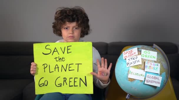 Junge Und Erdkugel Mit Aufklebern Mit Der Aufschrift Planet Help — Stockvideo
