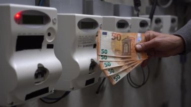Yaşam, enerji ve doğalgaz konseptindeki artış, avro banknotları ve kutu değiştirme