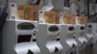 Yaşam, enerji ve doğalgaz konseptindeki artış, avro banknotları ve kutu değiştirme