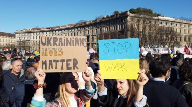 Avrupa, İtalya Milano Şubat 2022 Rusya ve Ukrayna arasındaki savaşa karşı protesto - Milano şehrinde Putin 'e karşı savaş tezahürü yok