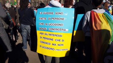 Avrupa, İtalya Milano Şubat 2022 Rusya ve Ukrayna arasındaki savaşa karşı protesto - Milano şehrinde Putin 'e karşı savaş tezahürü yok