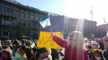 Avrupa, İtalya Milano Şubat 2022 Rusya ve Ukrayna arasındaki savaşa karşı protesto - Milano şehrinde Putin 'e karşı savaş tezahürü yok
