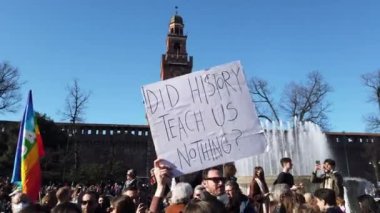 Avrupa, İtalya Milano Şubat 2022 Rusya ve Ukrayna arasındaki savaşa karşı protesto - Milano şehrinde Putin 'e karşı savaş tezahürü yok