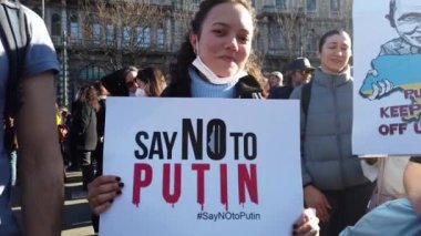 Avrupa, İtalya Milano Şubat 2022 Rusya ve Ukrayna arasındaki savaşa karşı protesto - Milano şehrinde Putin 'e karşı savaş tezahürü yok