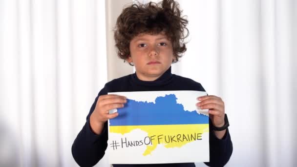 7岁的男孩抗议俄罗斯和乌克兰之间的战争 并签署了停止向国旗宣战的协议 这是欧洲靠近北约地区冲突的开始 — 图库视频影像