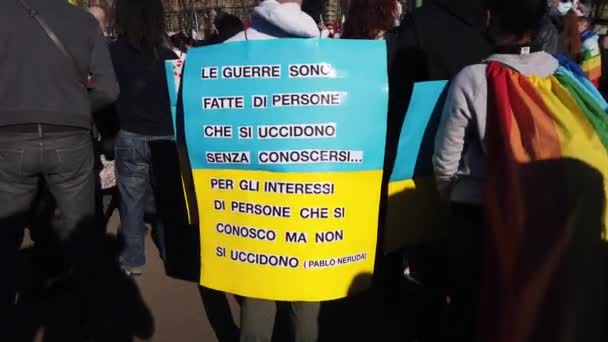 Ευρώπη Ιταλία Μιλάνο Φεβρουάριος 2022 Διαμαρτυρία Κατά Του Πολέμου Μεταξύ — Αρχείο Βίντεο
