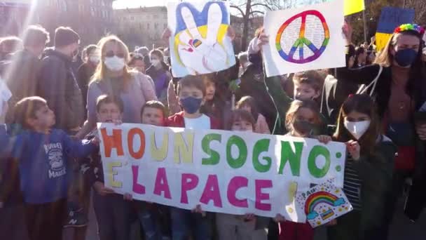 2022年2月欧洲 意大利米兰抗议俄罗斯和乌克兰之间的战争 米兰市没有针对普京的战争表现 — 图库视频影像