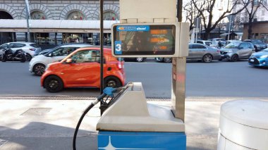 Avrupa, İtalya, MIIan Mart 2022 - Dizel ve süper benzin fiyatlarında artış - Rusya 'nın Ukrayna savaşı nedeniyle 2 avro - petrol pompası