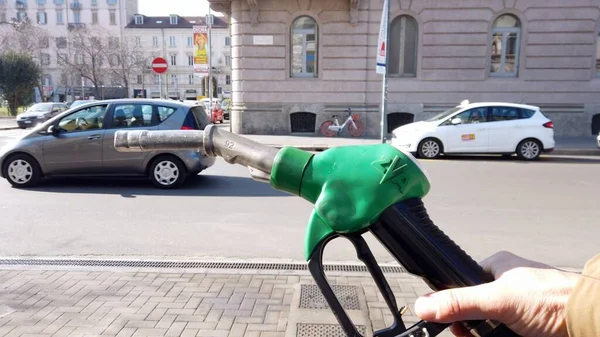 意大利 Milan 2022年3月 柴油和超级汽油燃料成本上升 由于俄罗斯 乌克兰战争冲突 汽油泵 — 图库照片