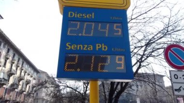 Avrupa, İtalya, MIIan Mart 2022 - Dizel ve süper benzin fiyatlarında artış - Rusya 'nın Ukrayna savaşı nedeniyle 2 avro - petrol pompası