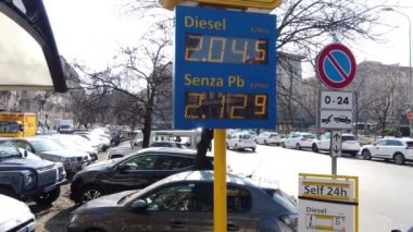Avrupa, İtalya, MIIan Mart 2022 - Dizel ve süper benzin fiyatlarında artış - Rusya 'nın Ukrayna savaşı nedeniyle 2 avro - petrol pompası