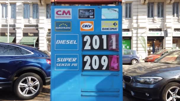 意大利 Milan 2022年3月 柴油和超级汽油燃料成本上升 由于俄罗斯 乌克兰战争冲突 汽油泵 — 图库视频影像