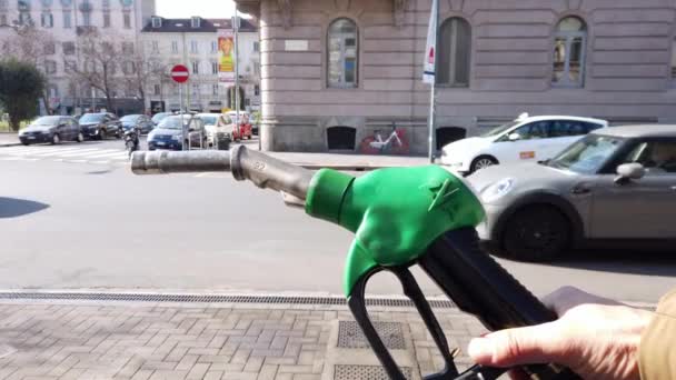 ヨーロッパ イタリア ミラノ2022年3月 ディーゼルとスーパーガソリン燃料のコストの増加 ロシアのウクライナ戦争による2ユーロリットル ガソリンポンプ — ストック動画