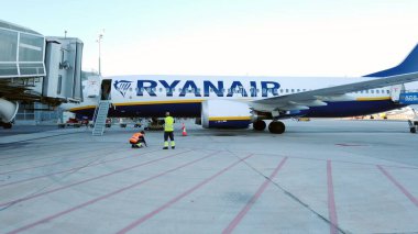 Avrupa, İspanya, Alicante Mart 2022 - Ryanair düşük maliyetli uçak şirketiyle seyahat - Covid19 Coronavirus 'un tecridi sona erdi