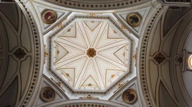 Avrupa, İtalya, İspanya Mart 2022 - Murcia 'da mavi bir Altea kubbesi bulunan kilise Katedrali Vergine de Consuelo - sütunları ve kemerleri olan merkez körfez