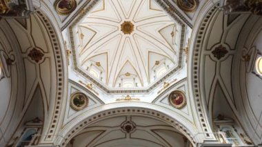 Avrupa, İtalya, İspanya Mart 2022 - Murcia 'da mavi bir Altea kubbesi bulunan kilise Katedrali Vergine de Consuelo - sütunları ve kemerleri olan merkez körfez