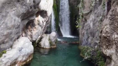 Küçük bir şelalenin güzel görüntüleri 