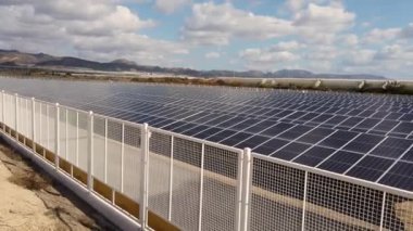 Temiz yeşil enerji üretimi için güneş panellerinin enerji santrali - küresel ısınmaya karşı çevresel sürdürülebilirlik - İspanya 'da yenilenebilir enerji kaynağı Murcia