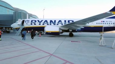 Avrupa, İspanya, Alicante Mart 2022 - Ryanair düşük maliyetli uçak şirketiyle seyahat - Covid19 Coronavirus 'un tecridi sona erdi