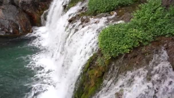 Hermosas Imágenes Una Pequeña Cascada — Vídeo de stock