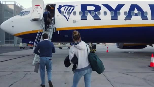2022年3月 西班牙 与Ryanair廉价飞机公司一起旅行 结束了对Covid19 Coronavirus的封锁 — 图库视频影像
